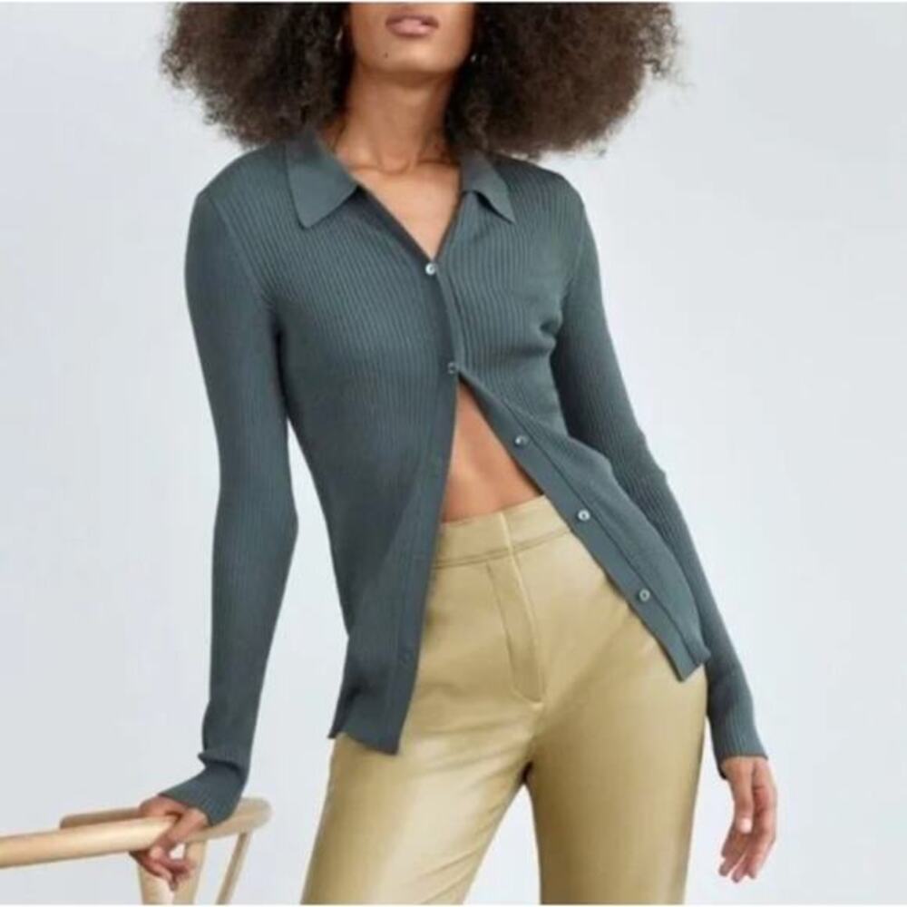 🛍️ Babaton gray finley ribbed button down top